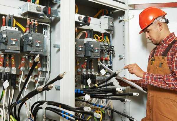 Осмотр и очистка распределительных щитов и шкафов от пыли и загрязнений