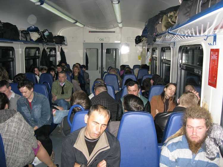 Радиусы кривых на подходах к станциям и внутри парка также влияют на возможность включения длиннобазных вагонов (например, специализированных почтово-багажных или купейных повышенной комфортности). При прохождении крутых кривых такие вагоны могут заходить за пределы габарита приближения строений, создавая угрозу безопасности движения.