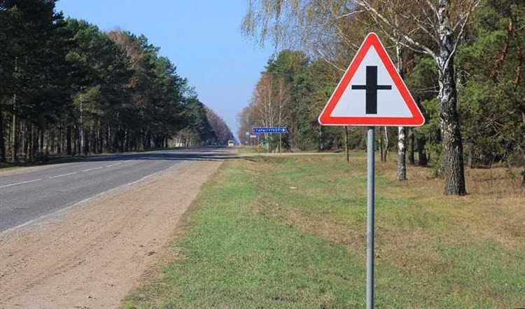 Обозначение главенства проезда на перекрестках с помощью знаков