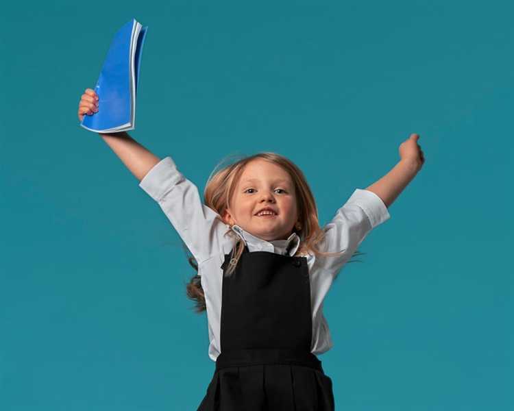 Ключевым федеральным документом, который устанавливает правовые основания для приостановки и последующего возобновления деятельности в сфере образования, является Федеральный закон №52-ФЗ от 30.03.1999 «О санитарно-эпидемиологическом благополучии населения». В случае угрозы распространения инфекционных заболеваний, Роспотребнадзор вправе вводить временные ограничения на работу организаций, включая учреждения дополнительного образования.