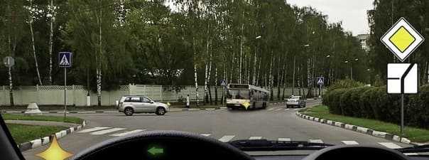 Какие знаки и разметка регулируют уступку дороги трамваю при повороте налево