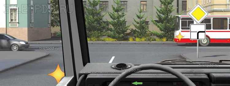 Когда водитель автомобиля обязан уступить дорогу мотоциклу при левом повороте