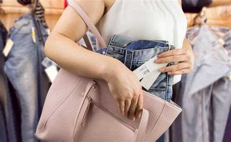 Различия в способах совершения кражи и хищения