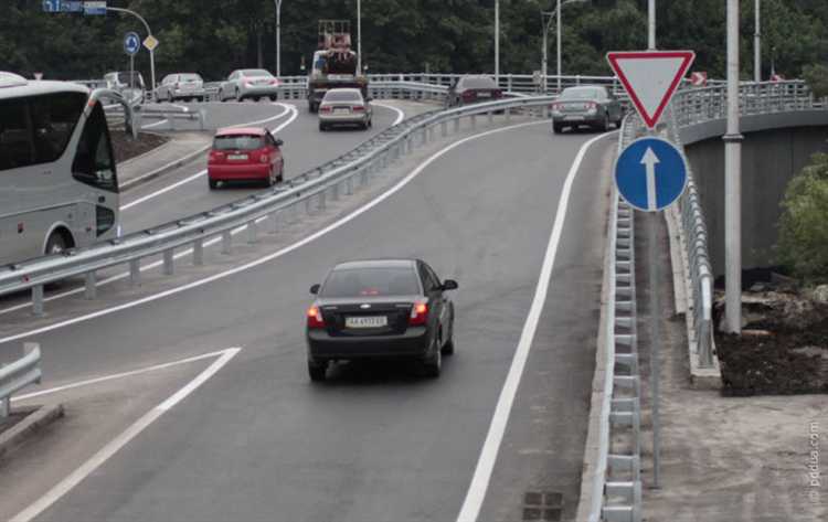 Как уступать при развороте на регулируемом перекрёстке