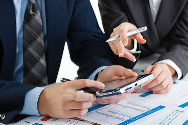 Какие лица могут быть назначены коммерческими представителями по закону