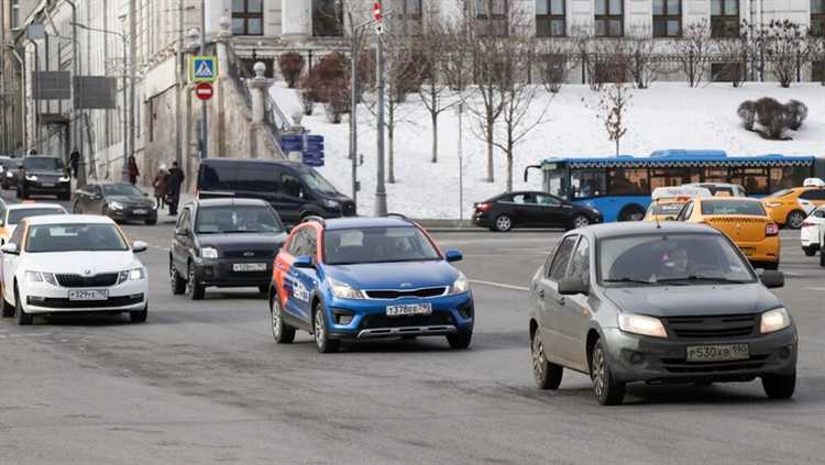 Штрафы, выписанные за нарушения, совершённые при использовании каршерингового автомобиля, не остаются без внимания. Вся процедура их обработки регулируется на законодательном уровне, но в отличие от штрафов на личные автомобили, здесь действует особый механизм. Ответственность за нарушение переходит сначала к оператору каршеринга, а затем – к пользователю, зарегистрировавшему аренду в момент нарушения.