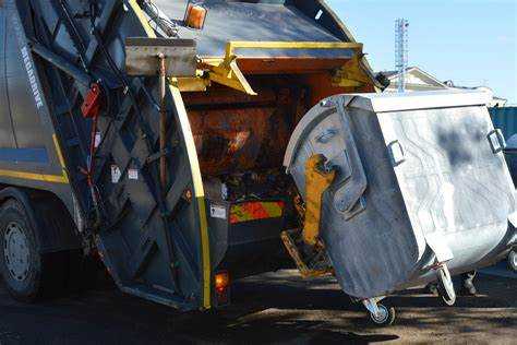 Требуйте, чтобы договор содержал чёткие обязанности оператора по сбору, вывозу и утилизации отходов, а также условия о возможности изменения тарифов и порядок уведомления клиента.