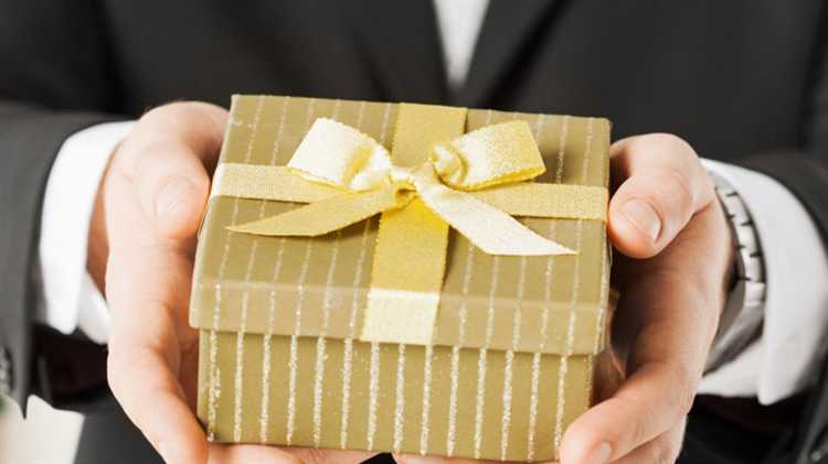 Особенности дарения на праздники и официальные мероприятия