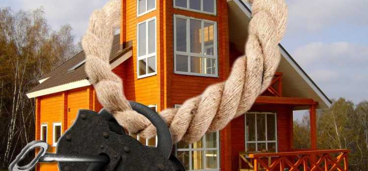 Задержание подозреваемого без судебного постановления допускается в исключительных случаях, предусмотренных частью первой статьи 91 УПК РФ. Основанием служит наличие факта преступления и достаточных данных, указывающих на причастность конкретного лица. Важно учитывать, что задержание возможно лишь при невозможности немедленного получения судебного разрешения.