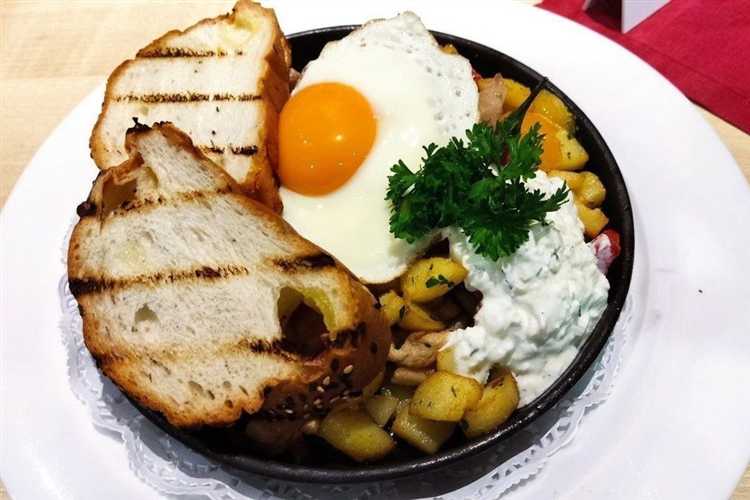 Сохраните чек или фото заказа и, если возможно, образец блюда. Эти доказательства помогут при обращении в Роспотребнадзор или суд. Рекомендуется сразу уведомить администрацию ресторана о произошедшем и потребовать акт о происшествии.