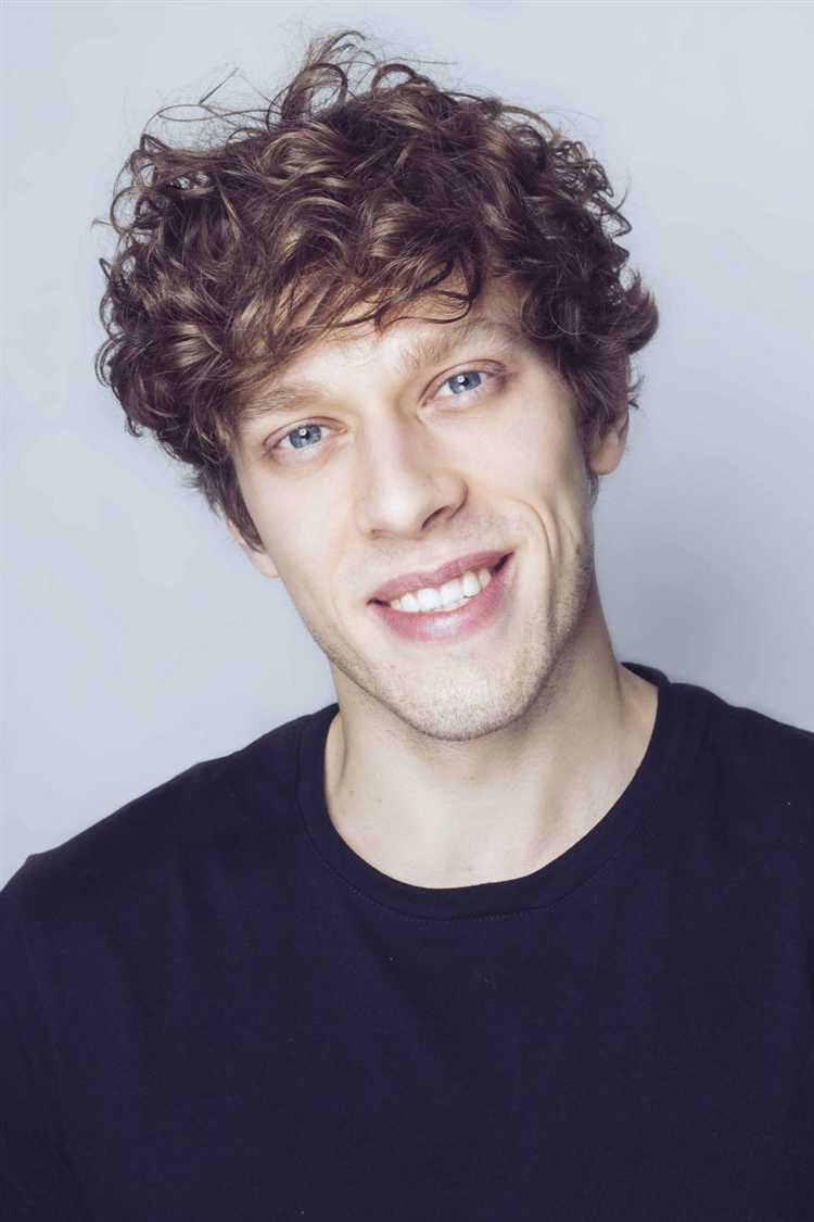 Есть ли у него публичные выступления или упоминания в СМИ по текущей работе