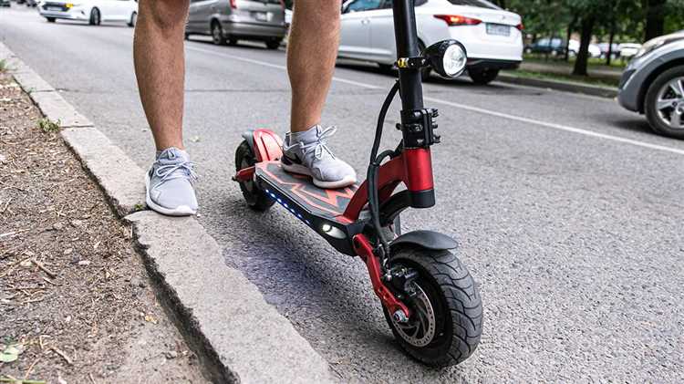 Какие технические ограничения самокатов мешают им передвигаться по проезжей части