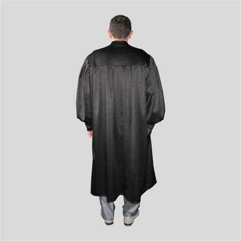 Отличия черной мантии судей от других форм судебной одежды