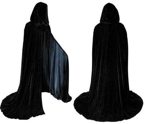 Практическое значение черной мантии для судей во время заседаний