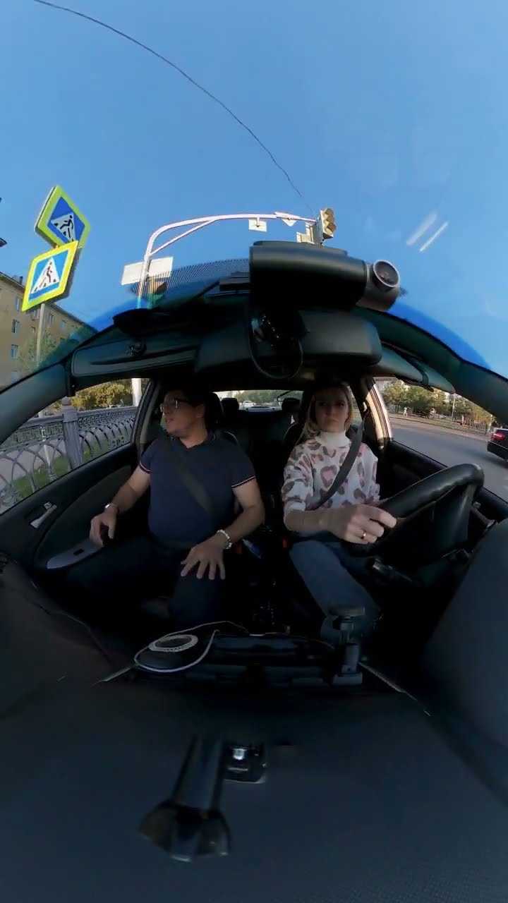 Уступать ли пешеходам при повороте направо под стрелку