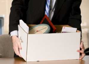 Как определяется приоритет увольнения при равных должностях