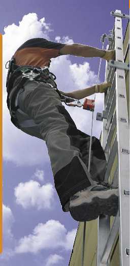 Какие действия строго запрещены при работе с лестницей