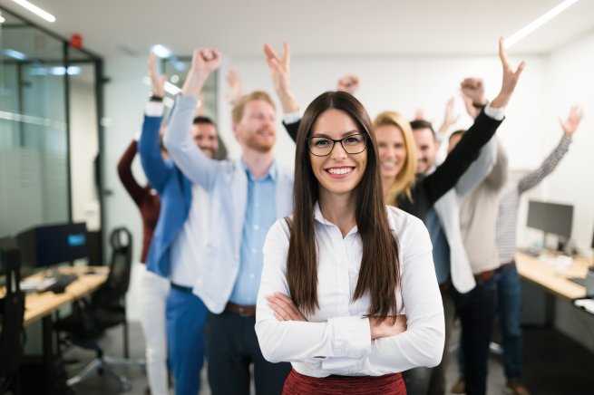 Как возраст влияет на назначение и продление контракта руководителя