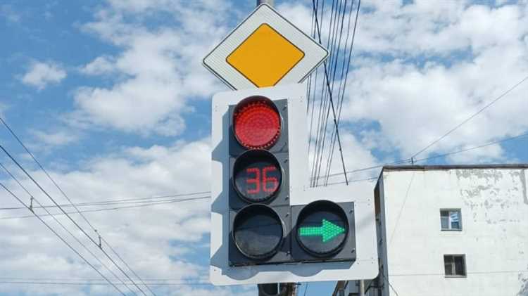 Нужно ли уступать пешеходам при повороте направо по стрелке