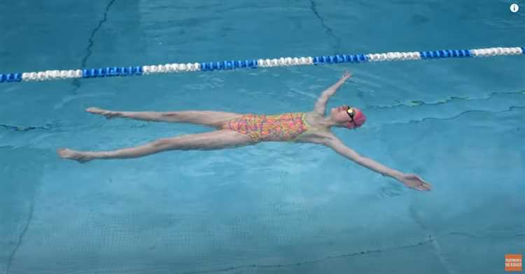 Судья на соревнованиях по плаванию обязан точно контролировать соблюдение правил, фиксировать результаты и оперативно реагировать на нарушения. Ключевой навык – внимательное наблюдение за техникой плавания спортсменов для своевременного выявления нарушений, таких как неправильный старт, неверное выполнение поворотов или нарушения стиля.