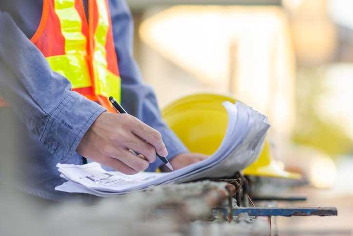 Следующий шаг – проверка судебной практики с участием СРО. Открытые базы судебных решений позволяют выявить частые претензии, например, связанные с невыполнением обязательств или нарушениями регламентов. Массовые иски или штрафы указывают на низкий уровень ответственности организации.