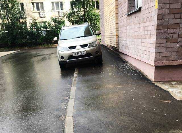 Какой штраф предусмотрен за парковку на тротуаре для физических лиц