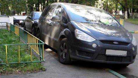 Как законно припарковаться рядом с тротуаром и избежать штрафа