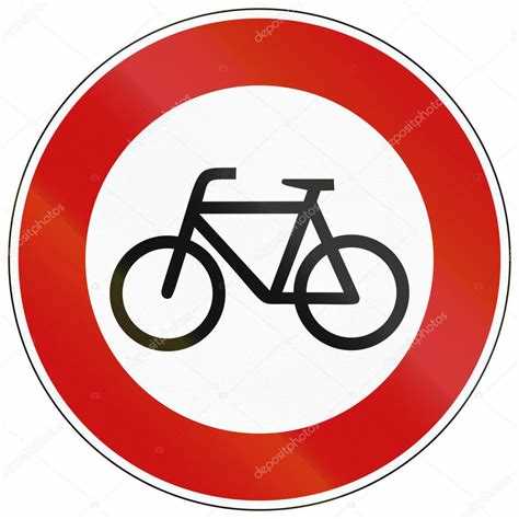 В каких ситуациях действие знака распространяется на пешеходов с велосипедом