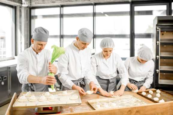 Как оформляется участие уборщиц в работе с пищевой продукцией документально