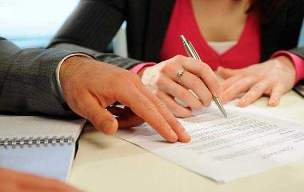 undefinedОпределение суда</strong> об утверждении мирового соглашения вступает в законную силу немедленно, если иное не указано в самом определении. Это означает, что его исполнение возможно с даты вынесения судебного акта. Обжалование данного определения не предусмотрено, что исключает приостановление его действия и обеспечивает оперативность исполнения договорённостей сторон.»></p>
<p>Для практикующих юристов и представителей компаний важно учитывать, что исполнение соглашения до его утверждения судом несёт риски признания таких действий неправомерными. <em>Рекомендуется дождаться вступления определения в силу</em> и только после этого приступать к реализации условий соглашения, особенно если оно связано с передачей имущества или прекращением обязательств.</p>
<h2>Когда арбитражный суд утверждает мировое соглашение</h2>
<p><img decoding=