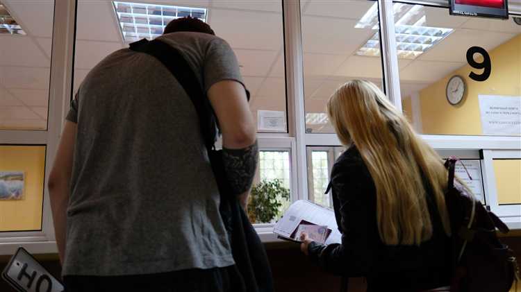 Если дело рассматривается в отсутствие лица, в отношении которого вынесено постановление, датой вынесения считается день его оглашения в судебном заседании. Ознакомление с текстом или получение копии постановления в последующем не влияет на дату его вынесения, но может повлиять на срок подачи жалобы.