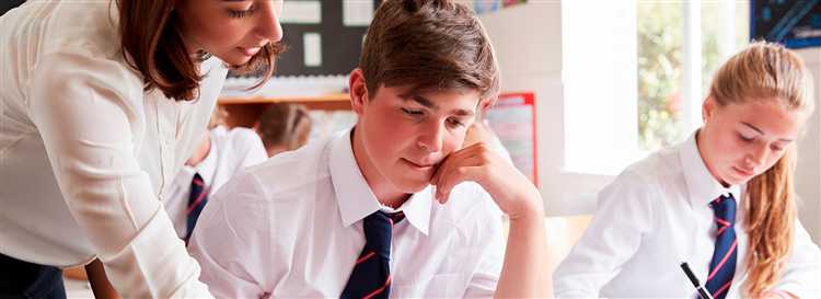 В России среднее общее образование начинается с 5 класса. После завершения программы начальной школы ученики получают свидетельство об образовании и переходят в следующий уровень. В большинстве образовательных организаций переход оформляется автоматически, но в некоторых гимназиях требуется прохождение вступительных испытаний или собеседования.