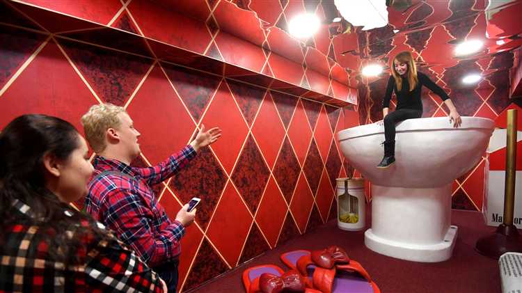 Указатели и навигация к туалетам внутри здания суда