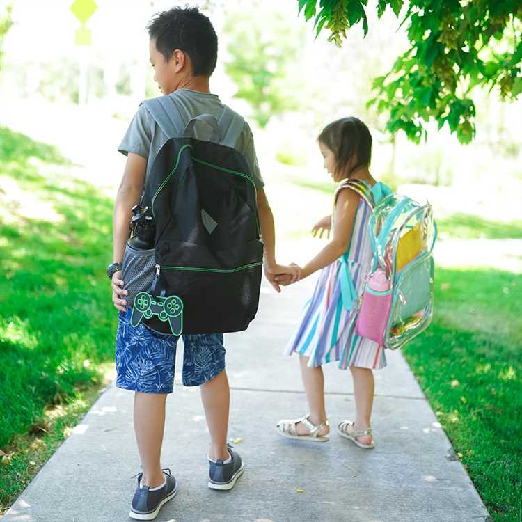 Спортивная форма допускается только во время занятий физической культурой или спортивных секций. На другие уроки ношение спортивной одежды может быть расценено как нарушение установленного порядка, особенно если в образовательной организации действует утверждённый локальный акт о внешнем виде.